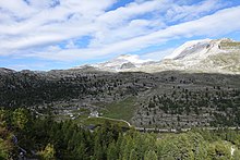 L'alpe di Fanes Piccolo con il Parlamento delle Marmotte in primo piano. Sullo sfondo la Cima Dieci.