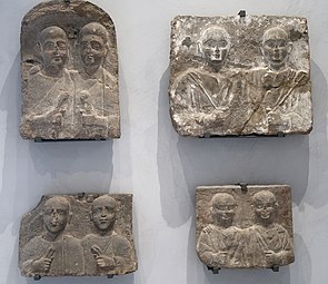 Quatre stèles de membres d'une confrérie funéraire. « Palmyréniens de Coptos », époque romaine IIe – IIIe siècle.