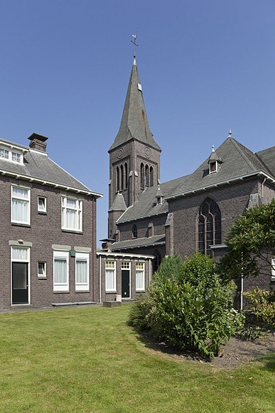 File:Achterzijde van de pastorie met interne doorgang naar de kerk. Overzicht van een gedeelte van de zuidgevel van de kerk - Delfzijl - 20530596 - RCE.jpg