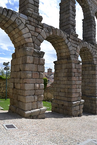 File:Acueducto de Segovia (26643216733).jpg