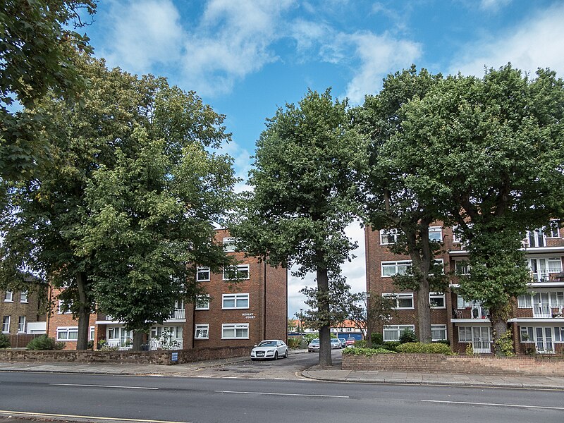 File:Apartment Blocks, Chase Side, Southgate, London N14 - geograph.org.uk - 5095090.jpg