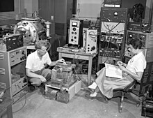 Артър Снел и Франсис Плесънтън с брояч на неутронен разпад.jpg
