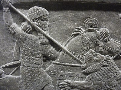 Ассирийский рельеф; царь Ашшурбанипал пронзает копьём льва