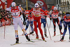 Astrid Jacobsen (bez čísla uprostřed) na pražském závodě Zlatá lyže v prosinci 2007