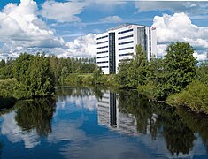 Atria Oyj:n vuonna 2010 rakennettu toimistotalo joen rannassa Itikanmäellä.