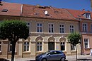 Residential building with side wing