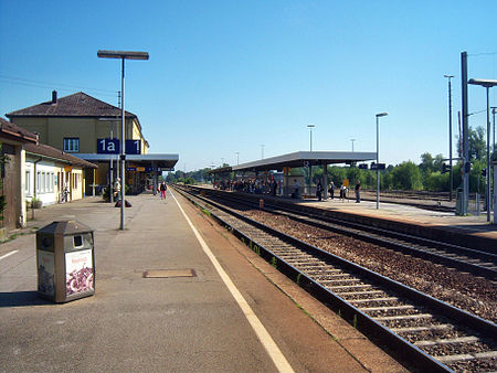 Aulendorfer Bahnhof auf Bahnsteig zu Gleis 1 Richtung Bad Waldsee 15.7.2008