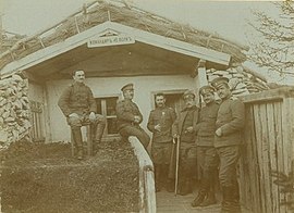 Офицери пред щаба на 45-и пехотен полк на височината Рударски колиби при завоя на р. Черна в Македония.