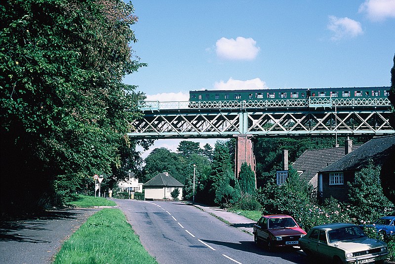 File:BR SR Thumper 4L 203001 and 6L1001 DEMUs - Uckfield Line 01.JPG