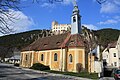 Szent Ilona-templom, a háttérben a Rauchenstein-kastéllyal