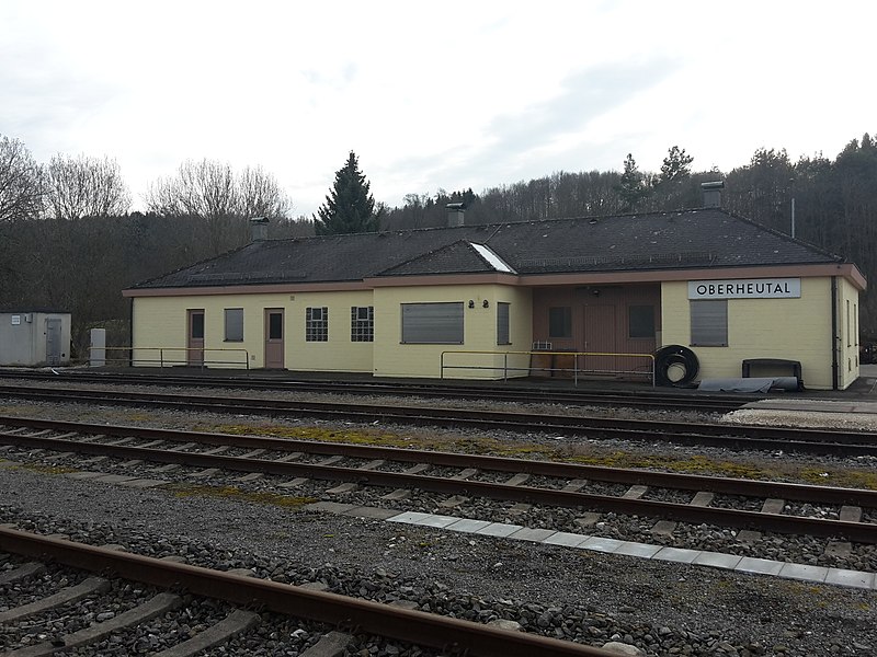 File:Bahnhof Oberheutal Bahnstrecke Reutlingen - Schelklingen.jpg