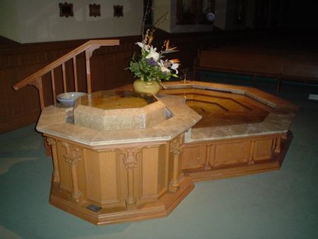 ไฟล์:BaptismalFontStRaphaelDubuque.jpg