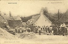 Le battage du blé dans le village de Kervert (Kervers) vers 1895.