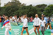 Deutsch: Beachvolleyball bei den Olympischen Jugendspielen 2018; Tag 11, 17. Oktober 2018; Mädchen, Medaillenzeremonie - Gold: Russland (Maria Woronina & Maria Botscharow), Silber: Italien (Claudia Scampoli & Nicol Bertozzi), Bronze: Norwegen (Emilie Olimstad & Frida Berntsen) English: Beach volleyball at the 2018 Summer Youth Olympics at 17 October 2018 – Girls Victory ceremony - Gold: Russia (Maria Voronina & Maria Bocharov), Silber: Italy (Claudia Scampoli & Nicol Bertozzi), Bronze: Norway (Emilie Olimstad & Frida Berntsen)