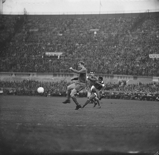 Eusébio strikes against Real Madrid during the 1962 European Cup Final.