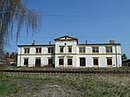 Bahnhofsgebäude mit Toilettenhaus und Vorplatz