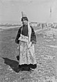 Bigoudène en costume traditionnel pour la Fête des Cormorans le 7 août 1921