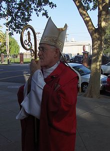 Епископ Уильям Вейганд готовится войти в церковь Св. Иосифа в Сакраменто, штат Калифорния, для конфирмационной мессы.JPG