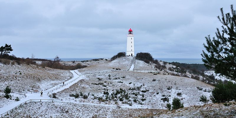 File:Blick aus SSW auf den Leuchtturm auf dem Schluckswiek (Dornbusch,Hiddensee).jpg