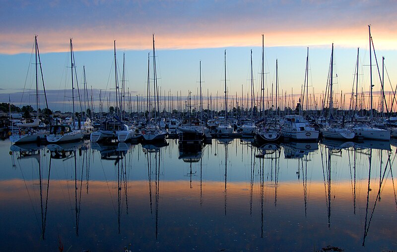 File:Boats moored at Kamperland.jpg