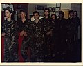 Dávidisták katonai terepszínű egyenruhákban 1987 körül. Koresh leghátul áll
