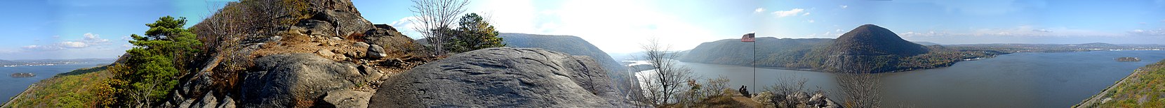 Panorama Storm King Mt a řeky Hudson z prvního pohledu na Breakneck Ridge