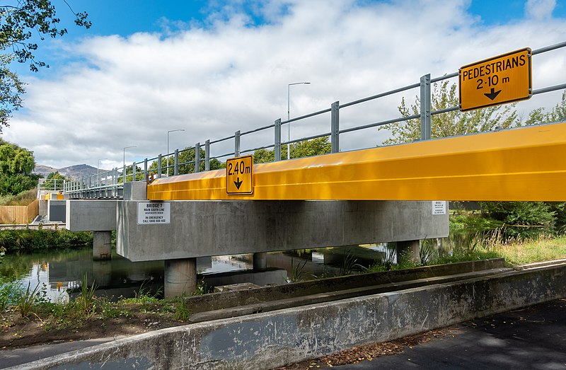 File:Bridge 7 (Main South Line), Christchurch, New Zealand 11.jpg