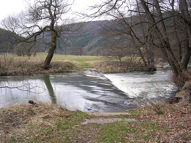 File:Brod mezi Klokoty a Bezprávím.jpg