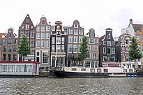 Rivi taloja, joissa on suhteellisen korkeat ja hieman "vinot" rakennukset, jotka ovat tyypillisiä Amsterdamille