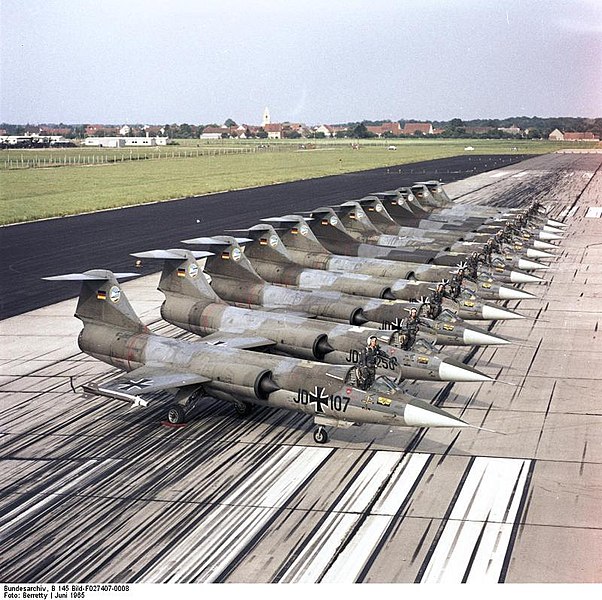 File:Bundesarchiv B 145 Bild-F027407-0008, Flugzeuge F-104 Starfighter, JG 74.jpg