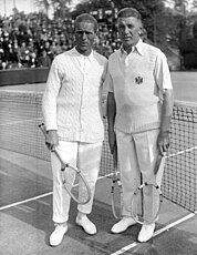 Karel Koželuh (vlevo) s Romanem Najuchem na centrkurtu během Mistrovství Evropy 1930