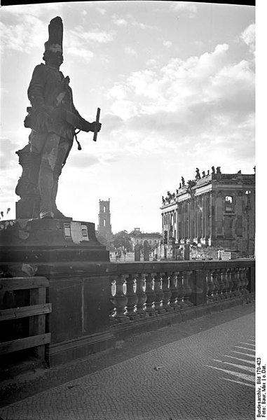 File:Bundesarchiv Bild 170-423, Potsdam, zerschossene Soldatenfigur auf der Langen Brücke.jpg
