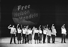 "Free Mandela" protest in East Berlin, 1986 Bundesarchiv Bild 183-1986-0920-016, Berlin, Weltgewerkschaftskongress, Probe des Festprogramms.jpg
