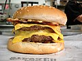 Cheeseburger "Quad Stacker" se slaninou od firmy Burger King