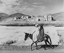 ثقافة المغرب الثقافة المغربية 220px-COLLECTIE_TROPENMUSEUM_Man_en_vrouw_op_ezel_met_een_dorp_in_een_berglandschap_op_de_achtergrond_TMnr_10028604