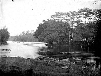 Along the river in Wendit, East Java COLLECTIE TROPENMUSEUM Rivieroever Wendit Oost-Java TMnr 10020570.jpg