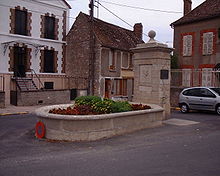 Une photographie du monument à Camus construit à Villeblevin.