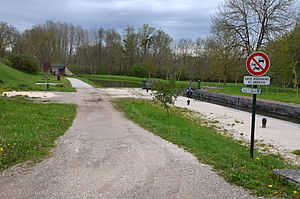 Canal du Nivernais vers Pregilbert DSC 0190.JPG