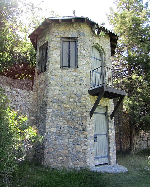 File:Castle Amphitheater tower (42870662601).jpg