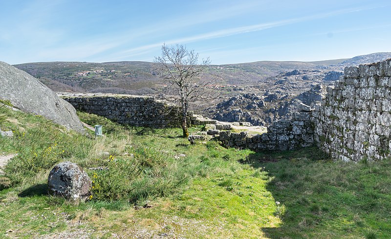 File:Castle of Castro Laboreiro 15.jpg