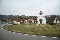 Centrum obce s kaplí svaté Trojice