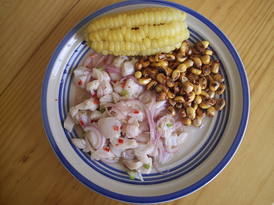 Peruánské ceviche podávané s vařenou a pečenou kukuřicí