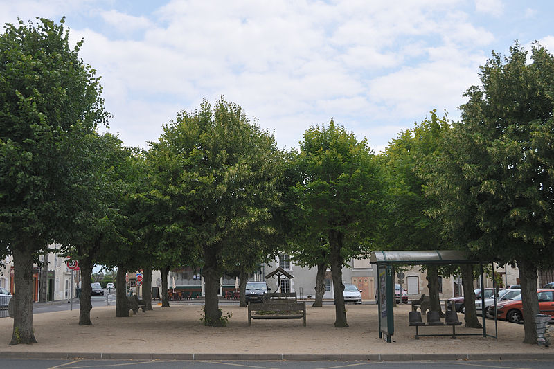 File:Chaingy place du Bourg.jpg