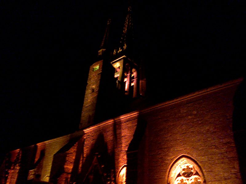 File:Chapelle de Tronoën, lors des illuminations du mois d'Août 2013 ; façade sud.jpg