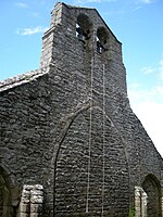 Le chevet où l'arc diaphragme de l'ancien chancel est visible, et le clocher à double baie cintrée.