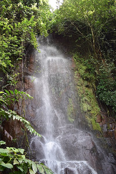 File:Chute de Pebe à Bandjoun 01.jpg