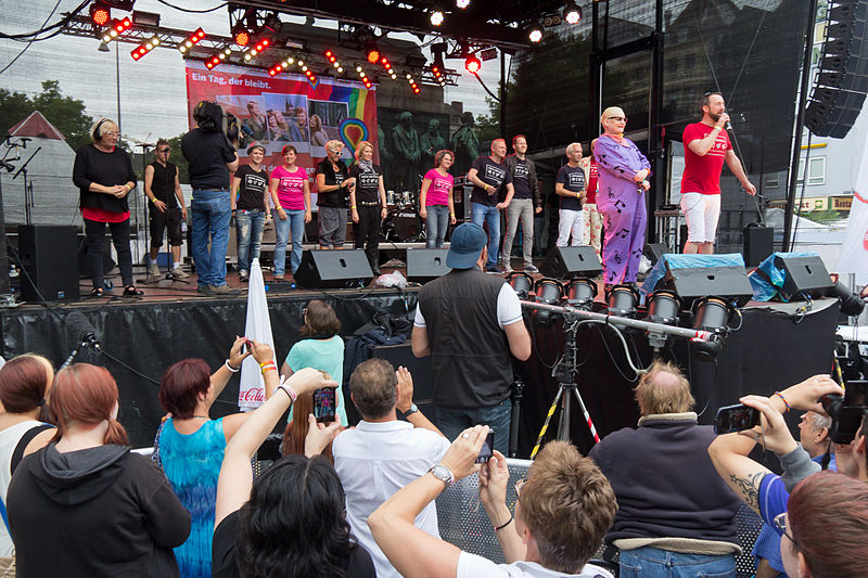 File:ColognePride 2014 - Heumarkt 1625 - 100 % Mensch-2047.jpg