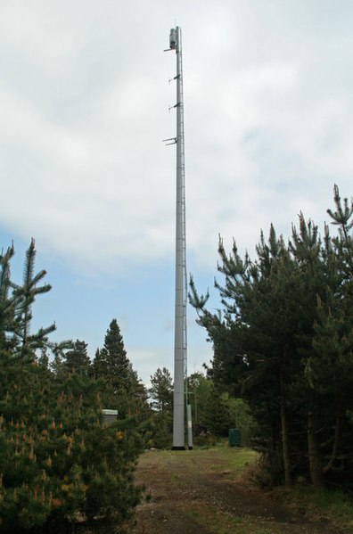 File:Communications Mast on Simonside - geograph.org.uk - 826174.jpg