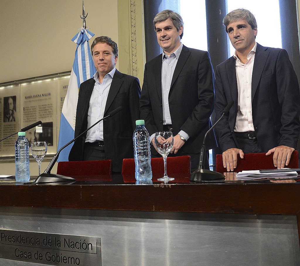 Argentiniens Kabinettschef Peña (Mitte) stellt der Presse die neu ernannten Minister Dujovne (links) und Caputo (rechts) vor