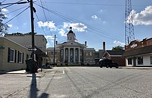 Courthouse square in Kenansville, North Carolina.jpg